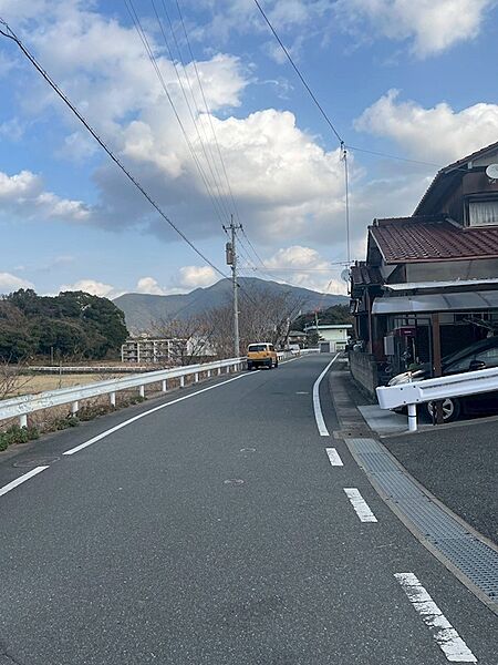 穏やかな住環境に位置し、ゆったりとした時間を過ごせる住まい。前面道路は車の通りが少なく、小さなお子様がいるご家庭にもおすすめです。