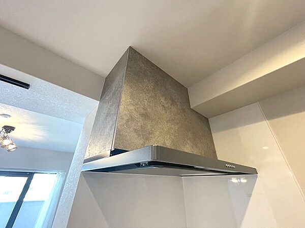 キッチンの換気扇は、デザイン性の高い素材とスリムなフォルムで空間に溶け込み、お料理の時間を快適にサポートします。
