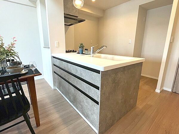 調理中も家族との会話が弾む、オープンなキッチン。ダイニングテーブルとの配置もスムーズで、配膳や片付けもスマートに。