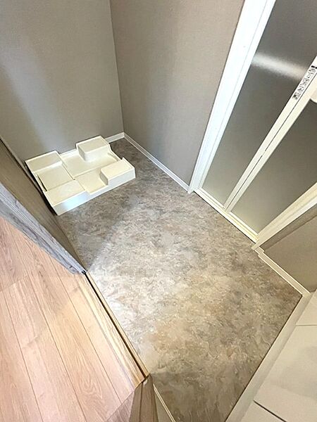 洗面所は落ち着いた色合いのフロアで、清潔感のある空間です。ゆとりのある広さで、毎日の身支度も快適に過ごせます。