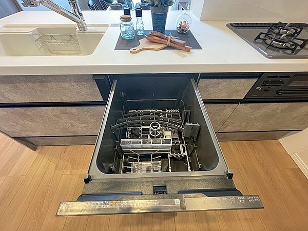 時短を叶えるビルトイン食洗機を完備。家事の負担を軽減し、ゆとりのある暮らしをサポートします。
