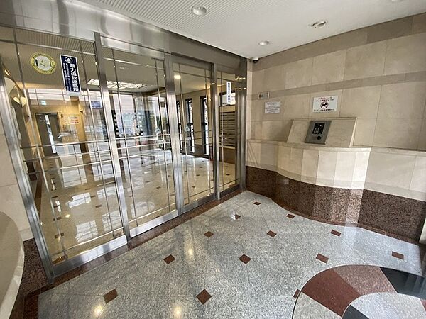 清潔感のあるエントランスは、日々の暮らしを快適に彩ります。セキュリティ設備も充実しており、安心してお過ごしいただけます。