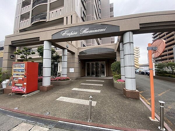レジデンスの顔となるエントランス。庇がしっかり設置され、雨の日も安心して出入りできます。華やかな植栽が彩りを添えています。