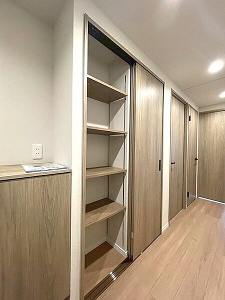 木目調の建具で統一された内装は、温かみのある空間を演出します。収納スペースも充実しており、整理整頓しやすい住まいです。