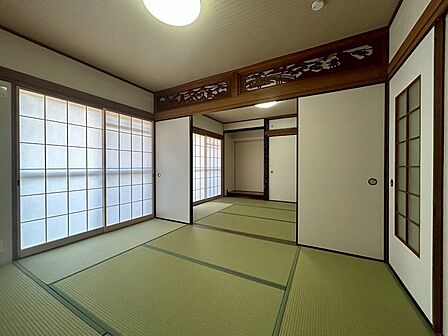 障子の柔らかな光が心地よい和室。趣のある欄間が、空間に上品なアクセントを添えます。静かで落ち着いたひとときを過ごせる寝室です。