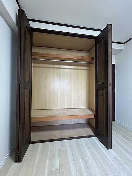 衣類を吊るせるハンガーパイプと、上部には棚を設置。衣替えや季節ごとの整理もスムーズです。
