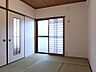 その他：伝統的な和の趣を感じる居室。障子や襖が日本家屋の温かみを演出し、心落ち着く空間を創り出します。
