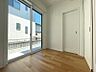 その他：バルコニーに面した明るい居室。日差しが心地よく差し込み、開放感ある空間です。収納も備え、快適な暮らしをサポートします。