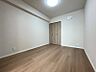 その他：明るいフローリングと白壁でどんなインテリアにも合うお部屋です。収納も完備しており、快適にお過ごしいただけます。