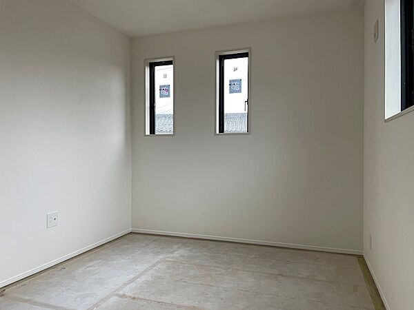 二つの窓から光が差し込む明るいお部屋は、シンプルでどんなインテリアにも馴染みます。プライベートな空間を演出する居室です。