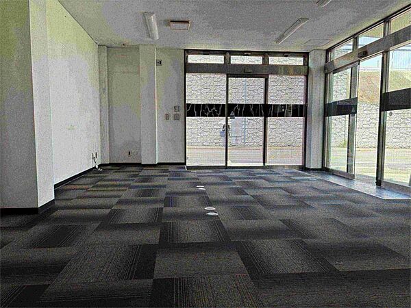 広々とした空間に窓から光が差し込み、開放感あふれる物件です。ビジネスの拠点にいかがでしょうか。