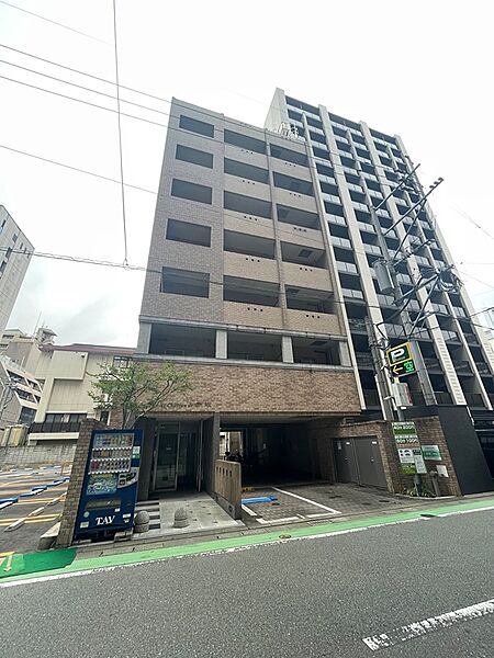 レンガ調の外観が落ち着いた印象を与える、都心のレジデンス。駐車場を完備し、お車でのアクセスもスムーズです。利便性の高い立地で、快適な都市生活をサポートします。