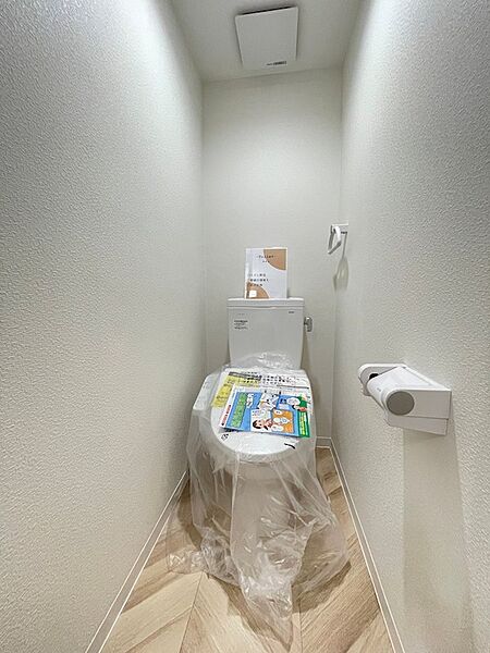 清潔感あふれるトイレは、日々の暮らしを快適に。お手入れしやすいフローリングも魅力です。