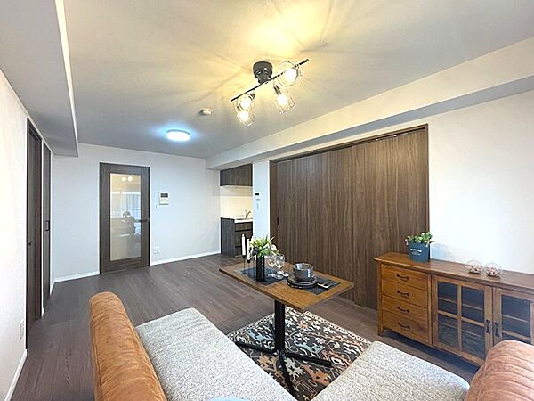 落ち着いた色調のフローリングと建具が、洗練された空間を演出します。お気に入りの家具で、より心地よい暮らしを。