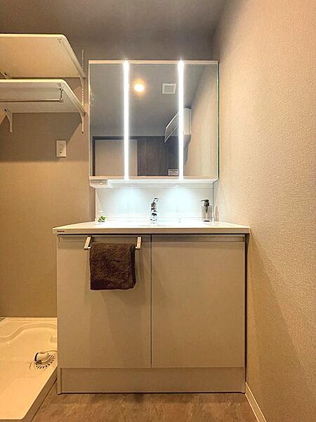 三面鏡裏収納付きの洗面台は、毎日の準備をスムーズに。収納棚も備え、洗面所をすっきりと保てます。