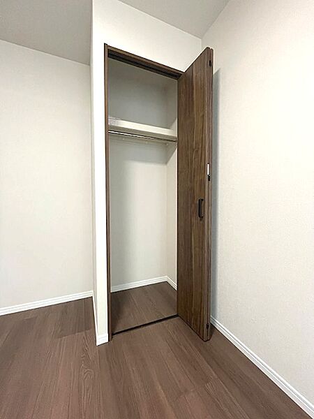 たっぷり収納できるクローゼットで、お部屋をすっきりと保てます。ハンガーパイプと枕棚が備え付けられており、衣類や小物も効率的に整理整頓できます。