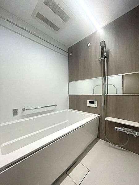 落ち着いた色調でまとめられた浴室は、一日の疲れを癒すリラックス空間。ゆったりとしたバスタブでくつろぎのバスタイムをお過ごしください。浴室乾燥機も完備し、雨の日のお洗濯にも便利です。