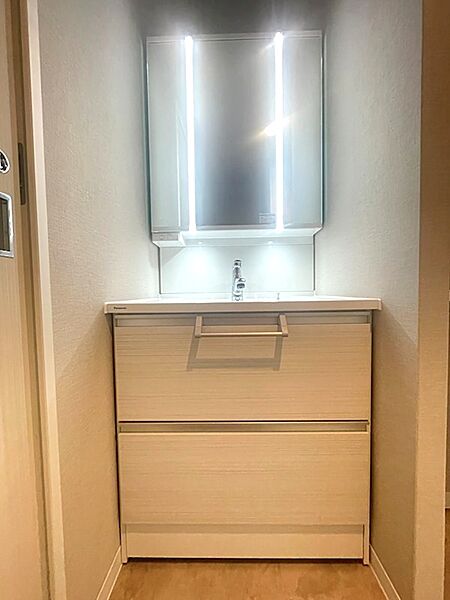 LED照明付き三面鏡洗面化粧台が、日々の身支度を快適にサポート。収納も豊富で、洗面スペースをすっきりと保てます。