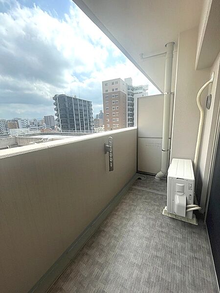 都市の景色を望むバルコニーで、開放感あふれるひとときを。洗濯物も気持ちよく干せる空間です。