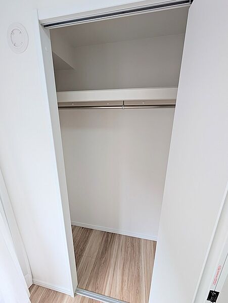 広々とした収納スペースは、衣類から季節ものまで整理整頓に役立ちます。すっきりとした空間で快適な暮らしをサポートします。
