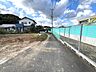 その他：舗装された前面道路で、物件へのアクセスもスムーズです。小学校の近くに位置しており、子育て世代にも暮らしやすい環境です。