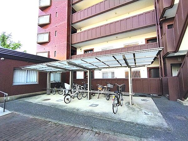屋根付きの駐輪場は、自転車を雨風から守ります。通勤や通学にも便利で、日常の移動をサポートします。