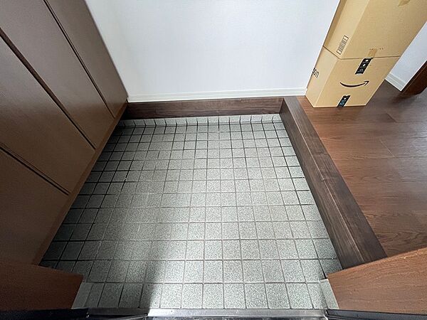 落ち着いた色合いでまとめられた玄関は、毎日帰宅するあなたを優しく迎え入れます。清潔感ある空間が、日々の疲れを癒してくれるでしょう。