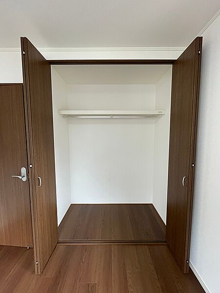 収納力のあるクローゼットで、お部屋をすっきりと保てます。ハンガーパイプ付きで、衣類の整理もスムーズです。