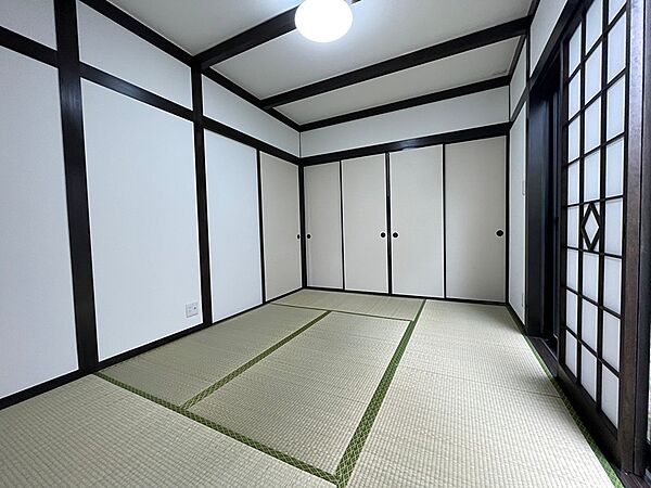 落ち着いた雰囲気の和室は、来客時のおもてなしにも、日々のくつろぎの空間にも。収納も充実しており、すっきりとした暮らしをサポートします。