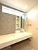 洗面：横長窓が印象的な洗面所。洗面台下の収納棚や鏡裏収納で、すっきりと片付いた空間を保てます。