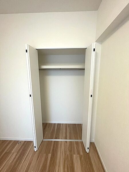 大容量のクローゼットで、お洋服や小物もすっきり収納。室内を広くお使いいただけます。