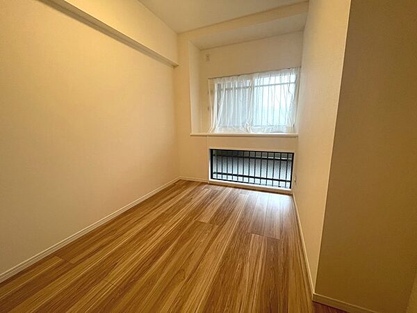 明るい木目調のフローリングが特徴の居室です。窓からの採光で、お部屋全体が開放的な印象に。書斎や趣味の部屋としても活用できます。