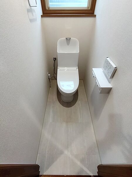 清潔感のあるシンプルな空間に、窓からの光が差し込む明るいトイレです。お手入れもしやすい壁紙と床材で、快適にお使いいただけます。