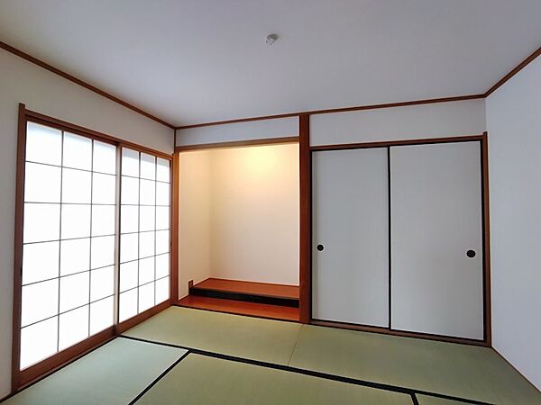 和の趣を感じる落ち着いた和室。来客時のおもてなしや、ご家族のくつろぎの空間に。広縁や収納も備え、快適な暮らしをサポートします。