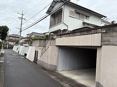 外観:閑静な住宅街に佇む、ガレージ付きの一戸建て。住環境と駐車スペースを重視する方におすすめです。落ち着いた暮らしが叶う立地で、あなたらしい新生活を始めませんか。 外観:閑静な住宅街に佇む、ガレージ付きの一戸建て。住環境と駐車スペースを重視する方におすすめです。落ち着いた暮らしが叶う立地で、あなたらしい新生活を始めませんか。