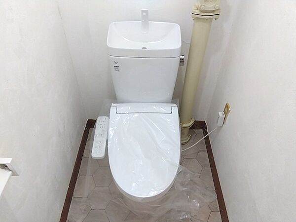 清潔感のある白で統一されたトイレ。温水洗浄便座付きで、毎日を快適に過ごせます。トイレットペーパーホルダーも設置済みです。