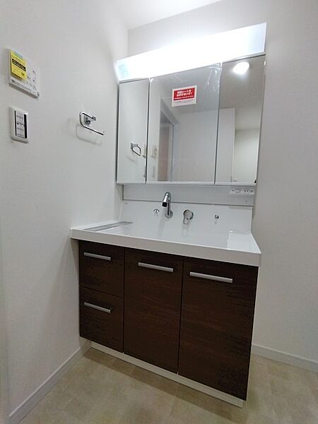 清潔感のある洗面台は、身支度を快適にサポート。三面鏡裏収納で、化粧品や日用品もすっきり片付きます。