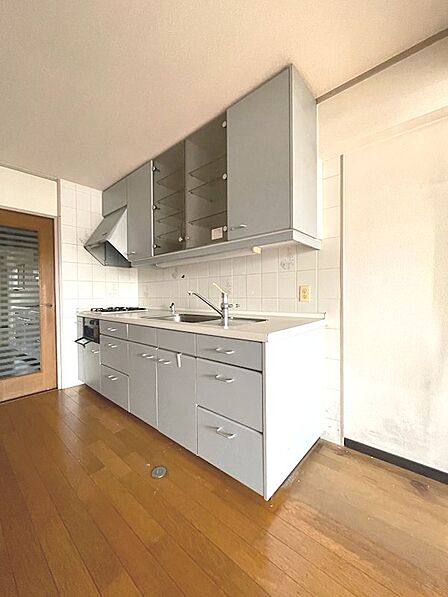 調理器具もすっきり収まる収納豊富なキッチン。料理が捗る3口コンロで、毎日のお料理を楽しく快適に。