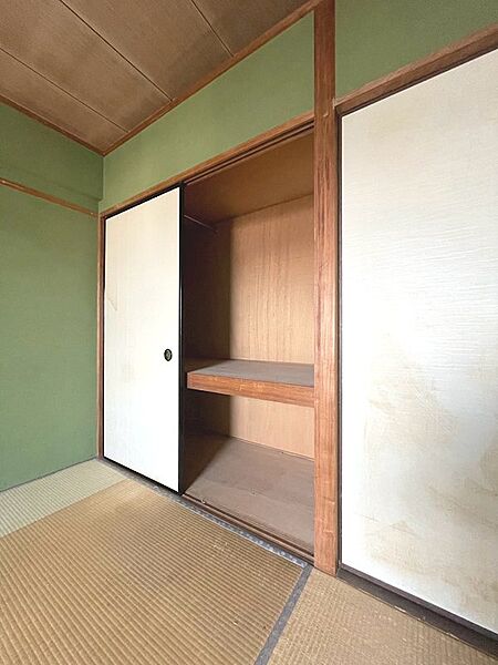 和室に設けられた広々とした押入れ収納。季節の寝具や衣類などをたっぷり収納でき、お部屋をすっきりと保てます。