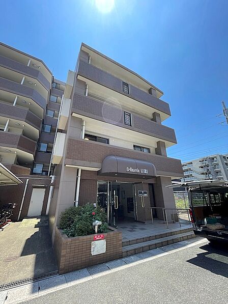 洗練されたブラウンの外観が印象的なマンション。「ららぽーと福岡」までは徒歩9分と魅力的な住環境です