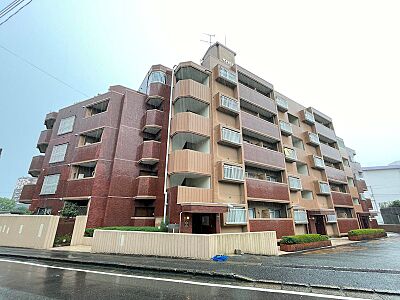 外観：開放感のあるアプローチが魅力のマンション。通勤・通学にも便利な立地で、日々の暮らしを快適にサポートします。住まいのプロが厳選した物件をぜひ一度ご覧ください。