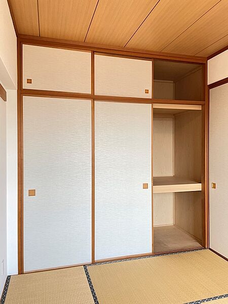 和室の雰囲気に調和する押し入れ収納。季節物の衣類から寝具まで、すっきりと片付けられます。