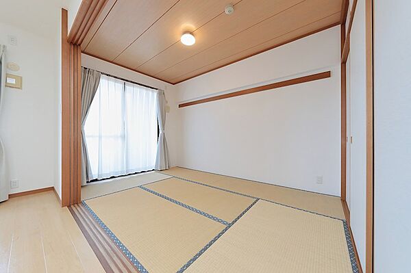 和室と隣接するフローリングの空間は、使い勝手の良い間取りです。客間としても、日常のリラックススペースとしても活用できます。