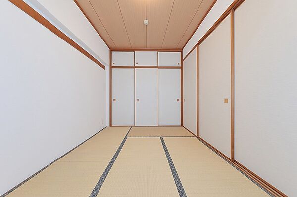 収納豊富な和室は、客間やお子様の遊び場としても活用できます。畳の香りに包まれて、ゆったりとした時間をお過ごしください。