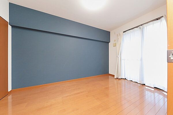 アクセントクロスが印象的な洋室。日差しが差し込む空間で、ゆったりと過ごせます。