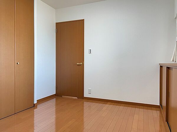 明るいフローリングと収納を備えた居室は、多様な使い方が可能です。白を基調とした壁は、インテリアの自由度を高めます。