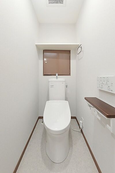 清潔感あふれるトイレは、日々の快適な暮らしをサポートします。棚や収納も備わり、機能性も重視しました。