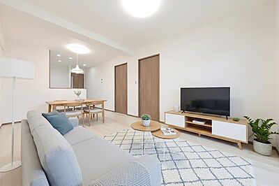 外観：木目を基調とした家具が温かい印象のリビングダイニング。お気に入りのインテリアで心地よい空間を演出できます。※家具はCGです家具配置の参考にされて下さい♪
