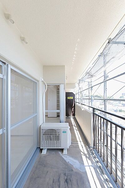 日当たりの良いバルコニーは、洗濯物を干すのはもちろん、ちょっとした気分転換にもおすすめです。開放感ある空間で、心地よい風を感じてみませんか。