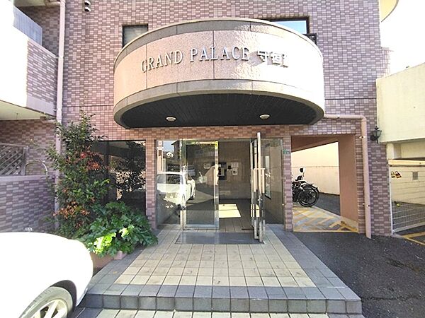 重厚感のあるタイル張りの外観が、日々の暮らしに落ち着きと上質感を演出します。緑豊かなアプローチが、住まう人を優しく迎えます。